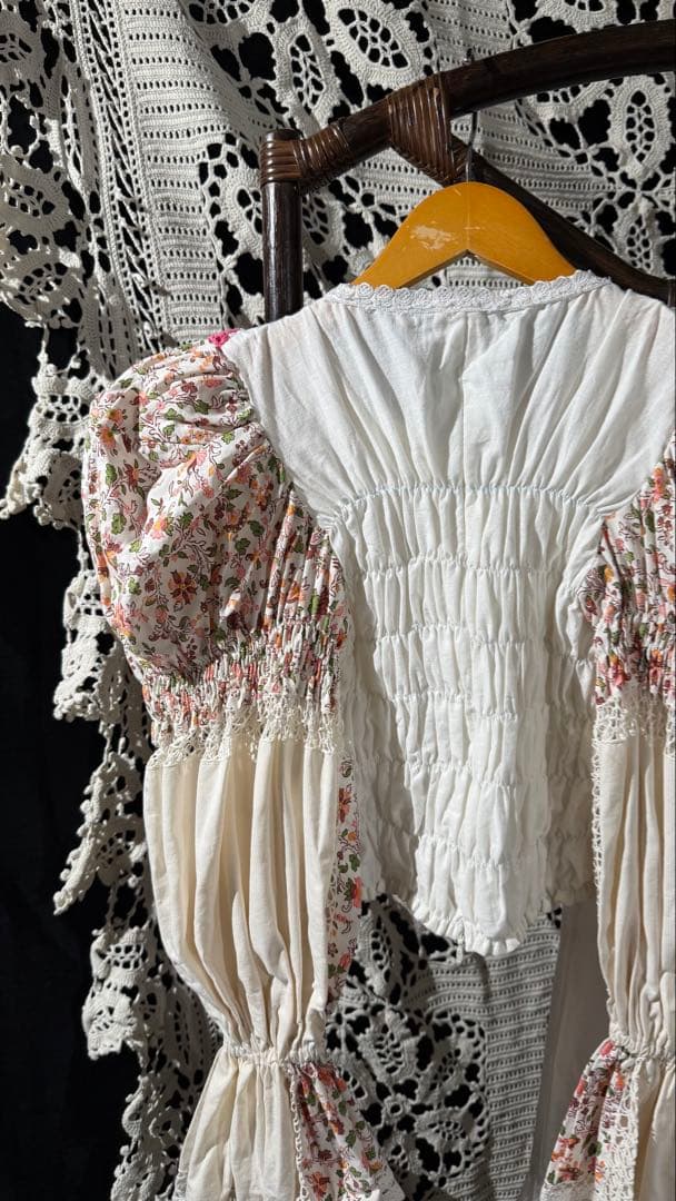 Antique花柄刺繍フリル付きトップス