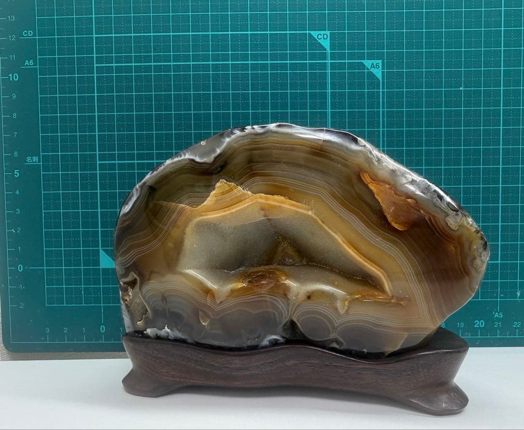 鑑賞石　ブラジル　レース•カーネリアン•アゲート 木製台座付き