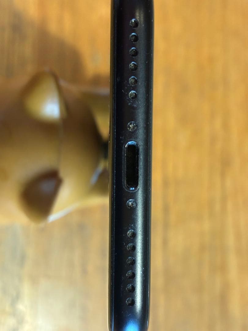 iPhone SE(第2世代)、ブラックとホワイトの2台(※ホワイトは訳あり)