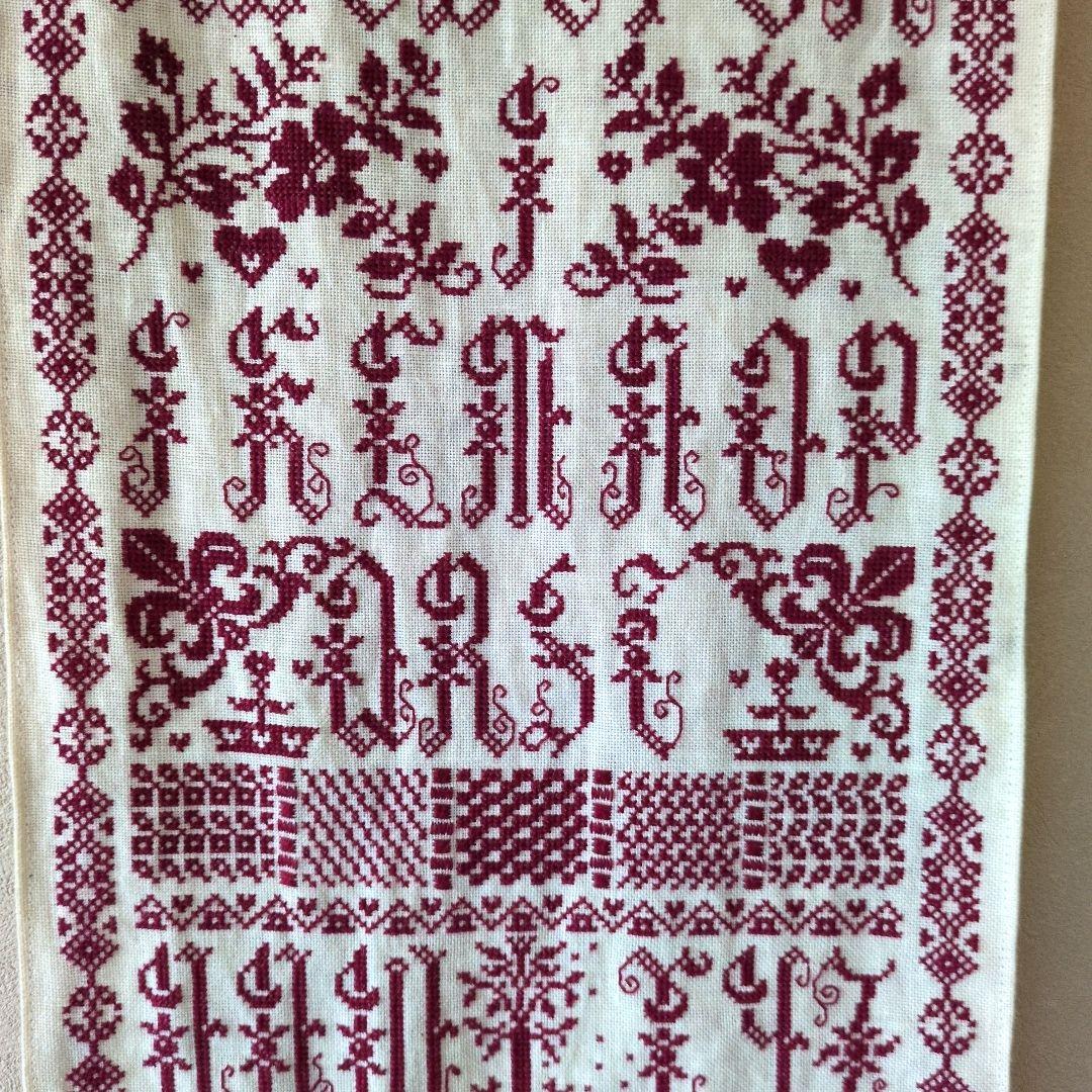 クロスステッチ完成品　壁掛け　タペストリー　サンプラー　アンティーク風　金具付き