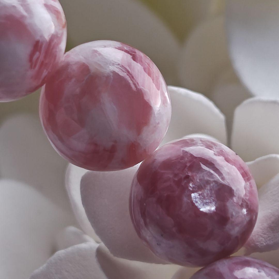 専用です♡新作♡いちごミルク♡マイカ入りピンクレピドライトシリカ、艶々三眼天珠