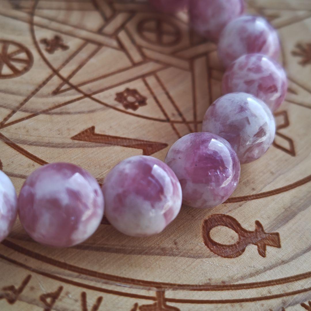 専用です♡新作♡いちごミルク♡マイカ入りピンクレピドライトシリカ、艶々三眼天珠