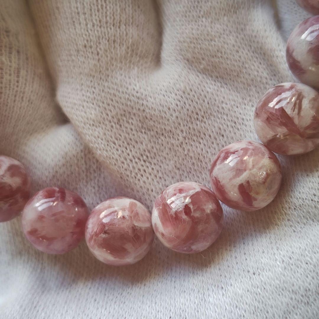 専用です♡新作♡いちごミルク♡マイカ入りピンクレピドライトシリカ、艶々三眼天珠