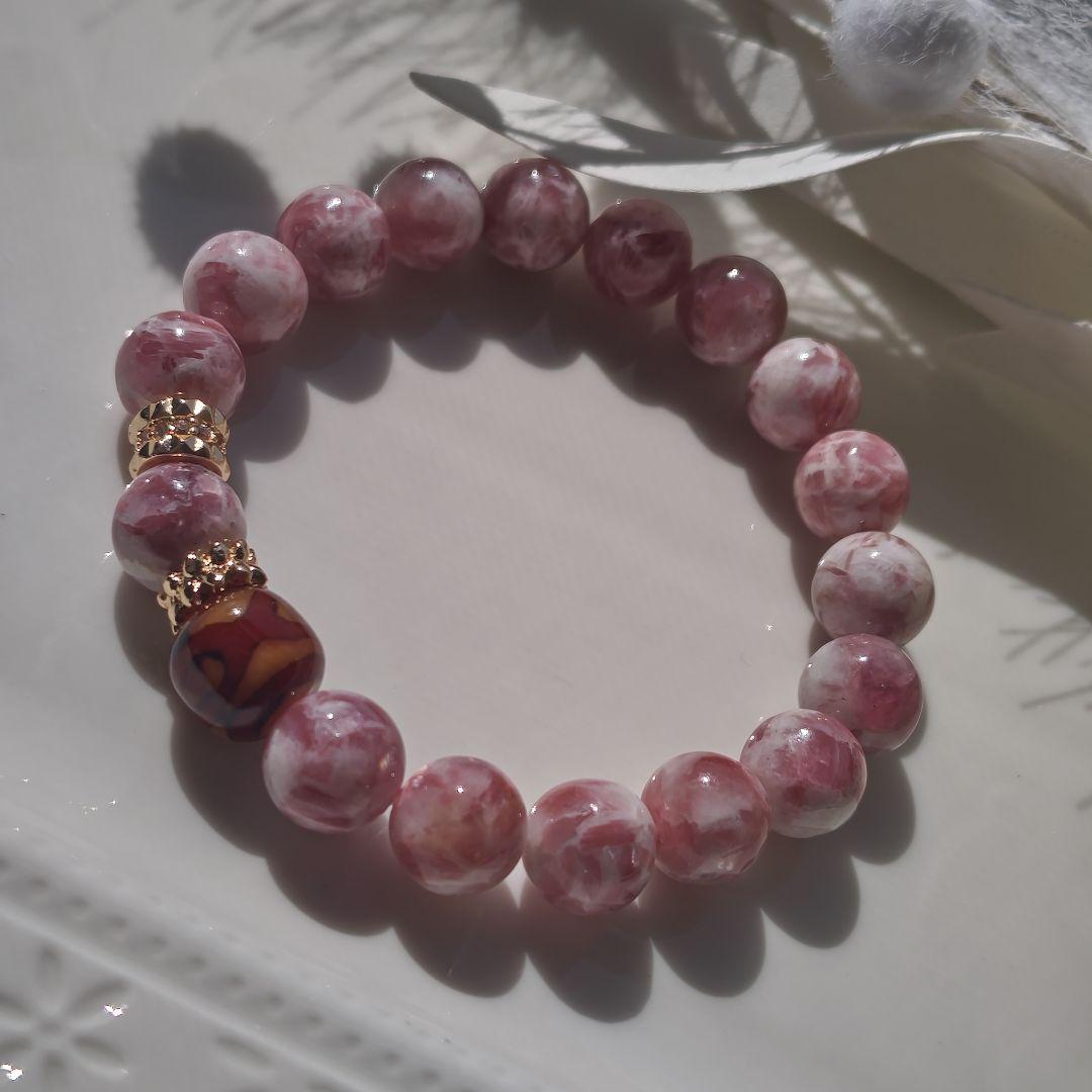 専用です♡新作♡いちごミルク♡マイカ入りピンクレピドライトシリカ、艶々三眼天珠