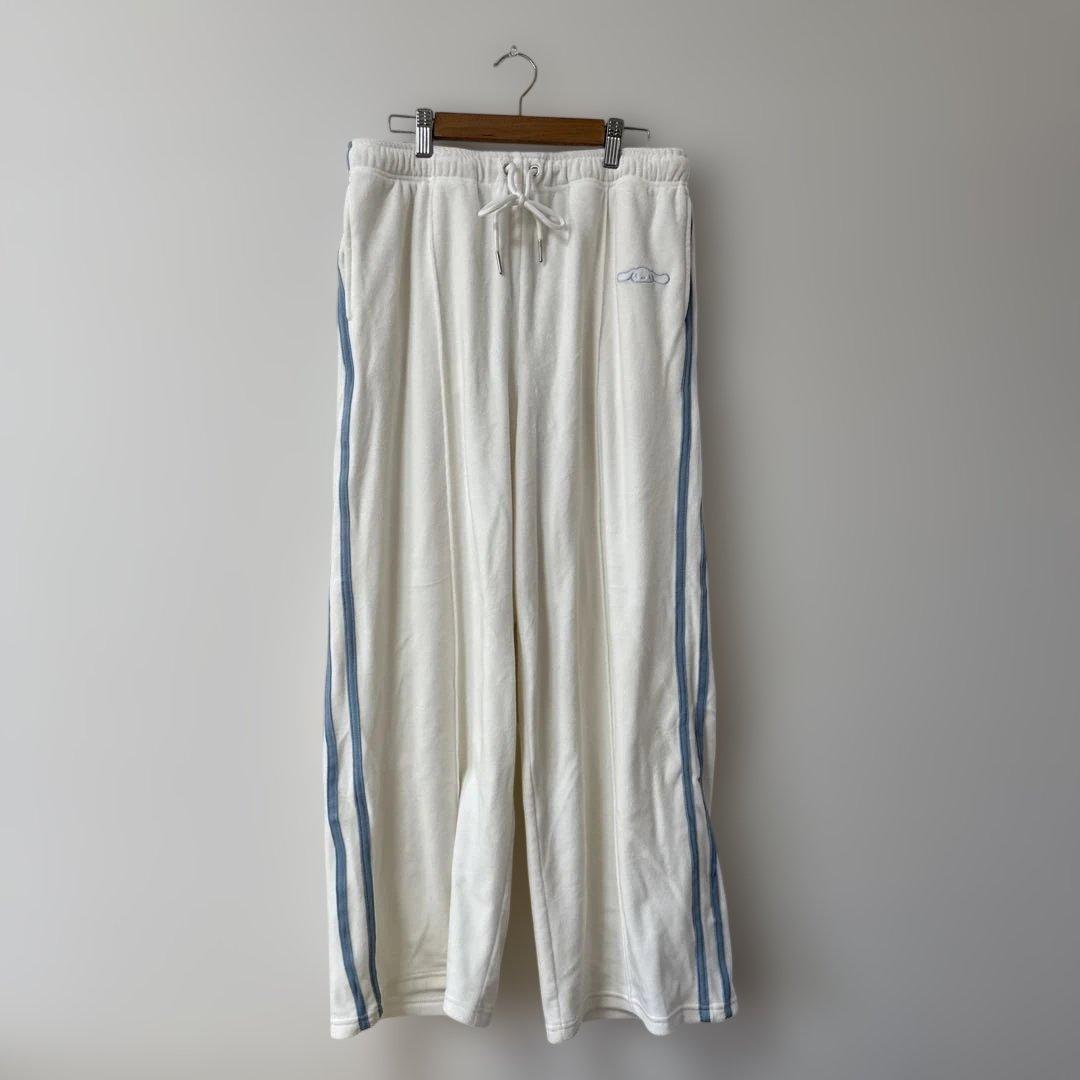 サンリオ　シナモロール　ベロアジャージ　上下セット　ハンガー付　長袖　ズボン　Ｌ