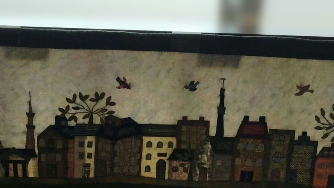 ハウスのパッチワークタペストリー 【77】　❛にぎやかな街並み❜