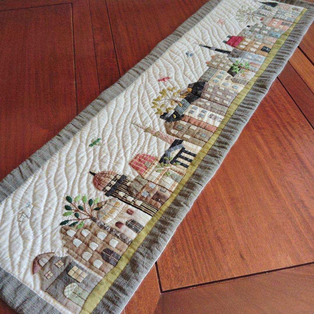 ハウスのパッチワークタペストリー 【77】　❛にぎやかな街並み❜