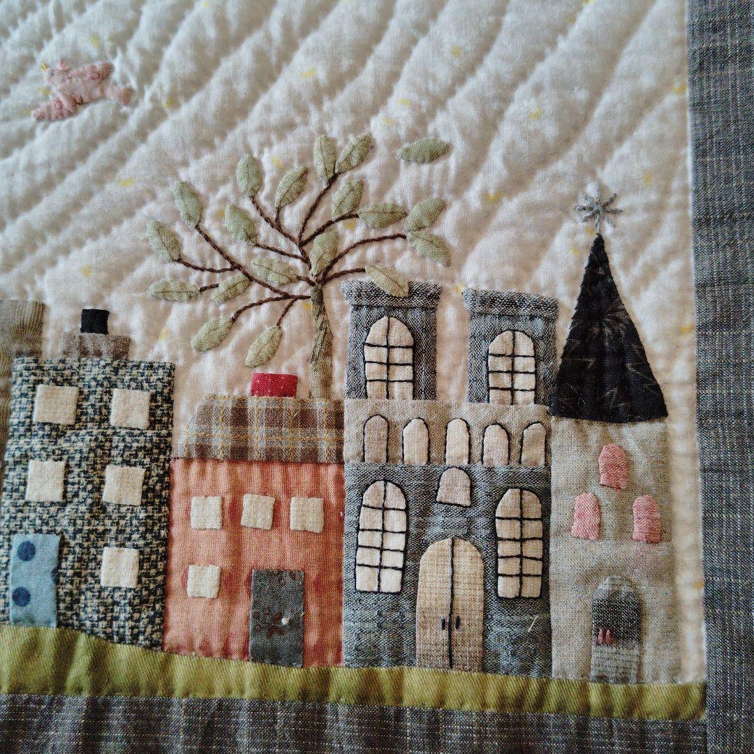 ハウスのパッチワークタペストリー 【77】　❛にぎやかな街並み❜