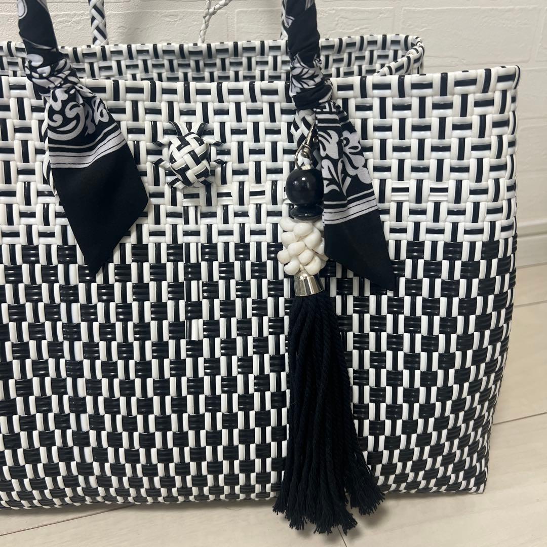 Balinese bag黒と白のストライプ編み込みトートバッグ