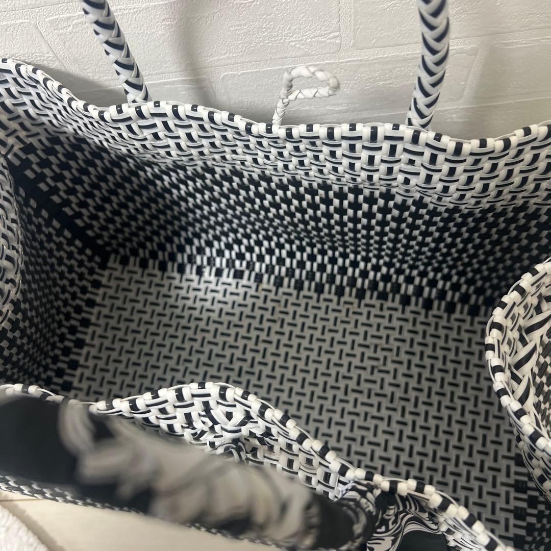 Balinese bag黒と白のストライプ編み込みトートバッグ
