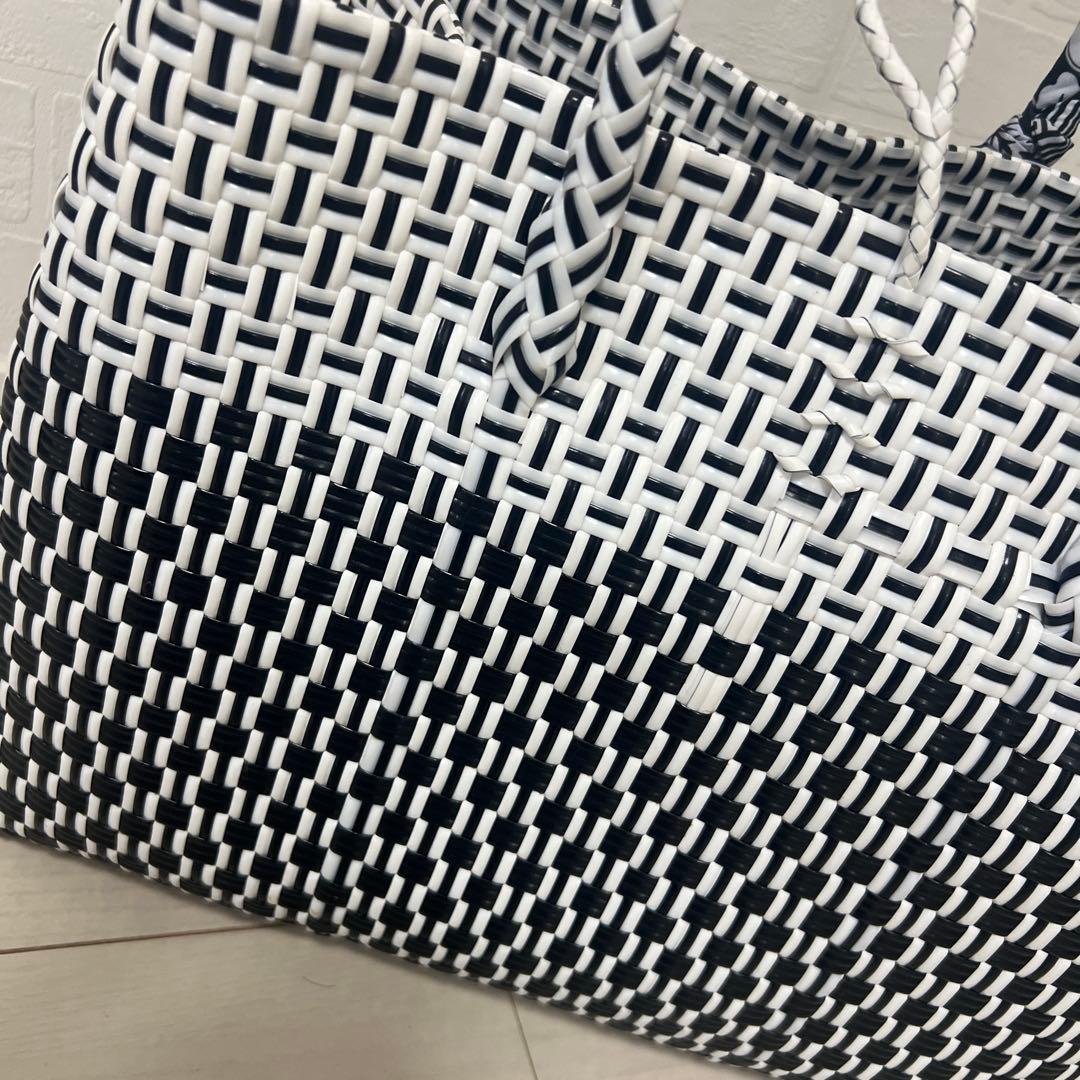 Balinese bag黒と白のストライプ編み込みトートバッグ