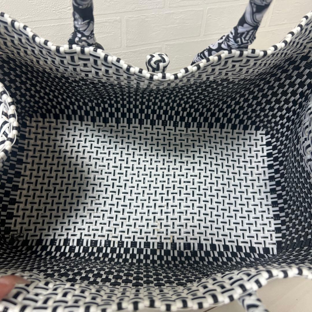 Balinese bag黒と白のストライプ編み込みトートバッグ