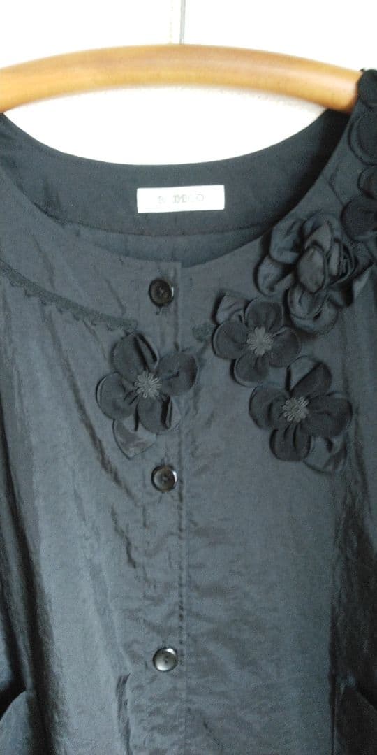 黒の割烹着 花モチーフ付き　bamboo