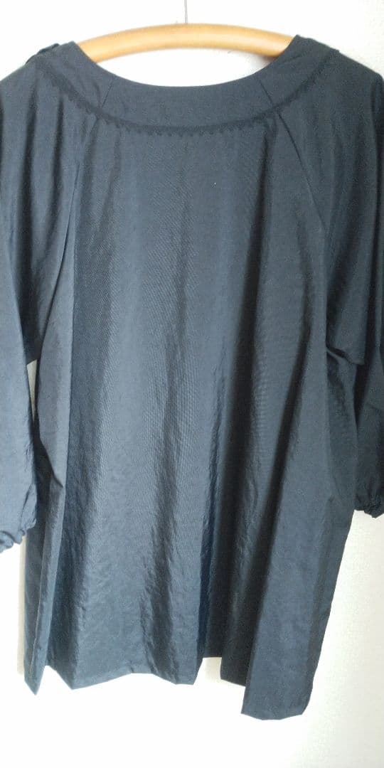 黒の割烹着 花モチーフ付き　bamboo