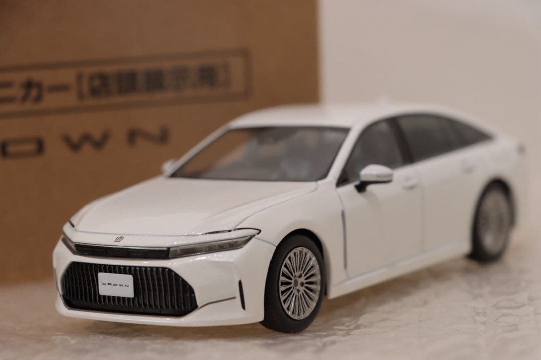 クラウン　セダン　カラーサンプルミニカー　非売品　プレシャスホワイト