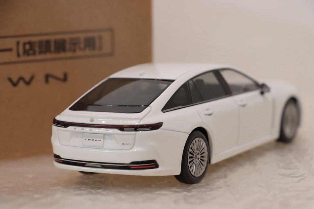 クラウン　セダン　カラーサンプルミニカー　非売品　プレシャスホワイト