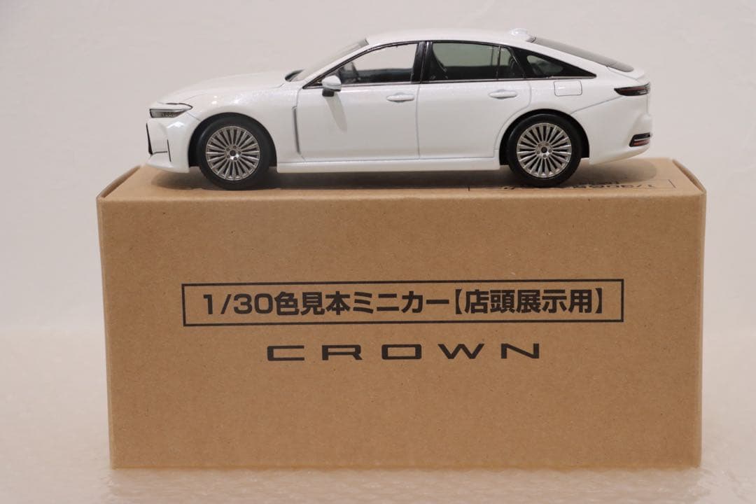 クラウン　セダン　カラーサンプルミニカー　非売品　プレシャスホワイト