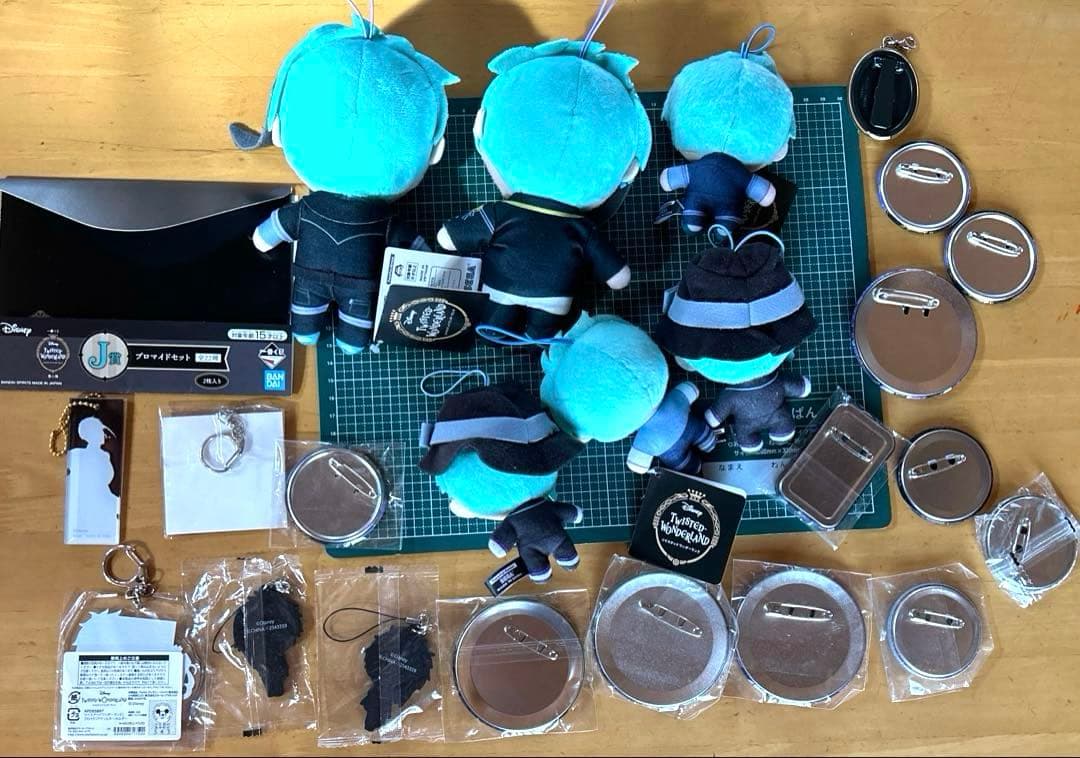 ツイステ　フロイド ジェイド　グッズ　まとめ売り　ぬいぐるみ　缶バッジ　ラバスト