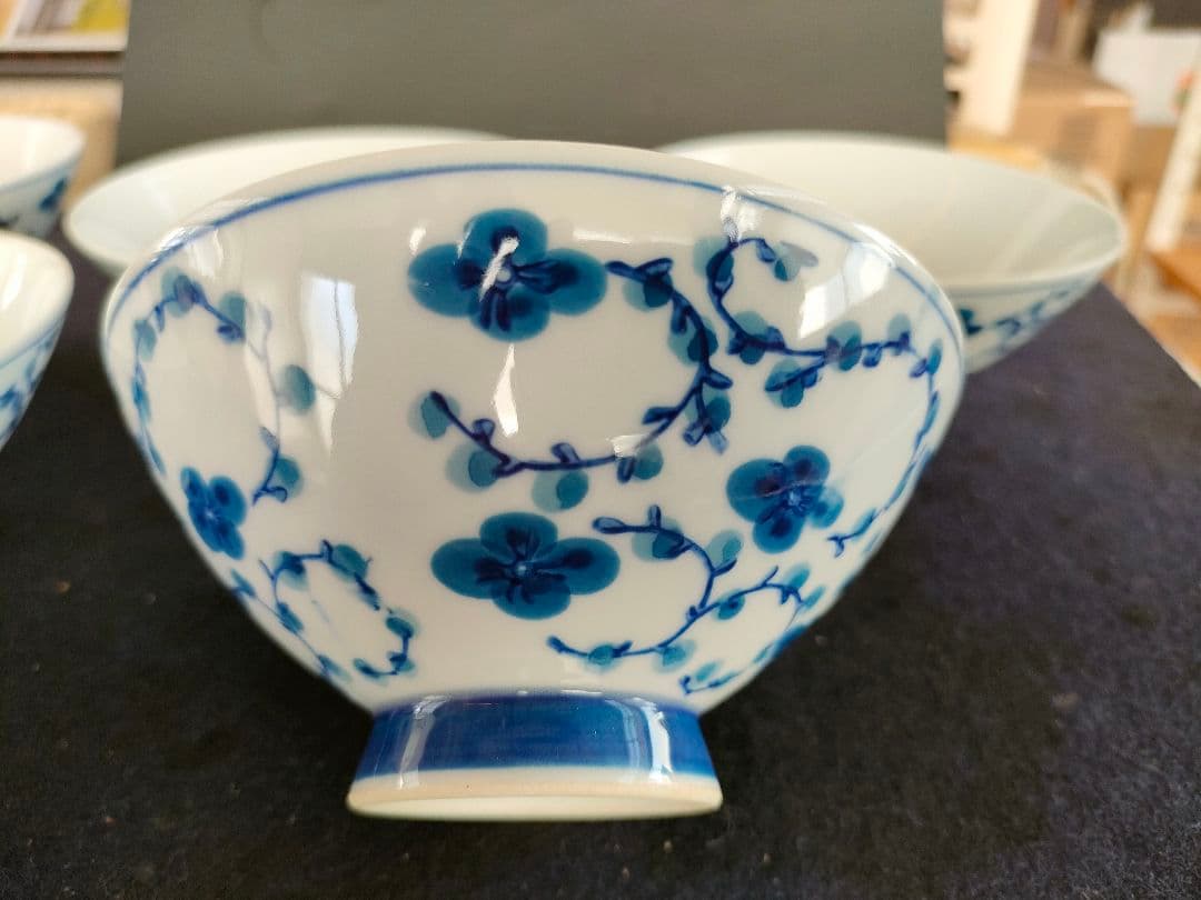 ●右近 有田焼風 染付梅唐草 飯碗5客セット 白磁 青花 和食器 茶碗揃未使用級