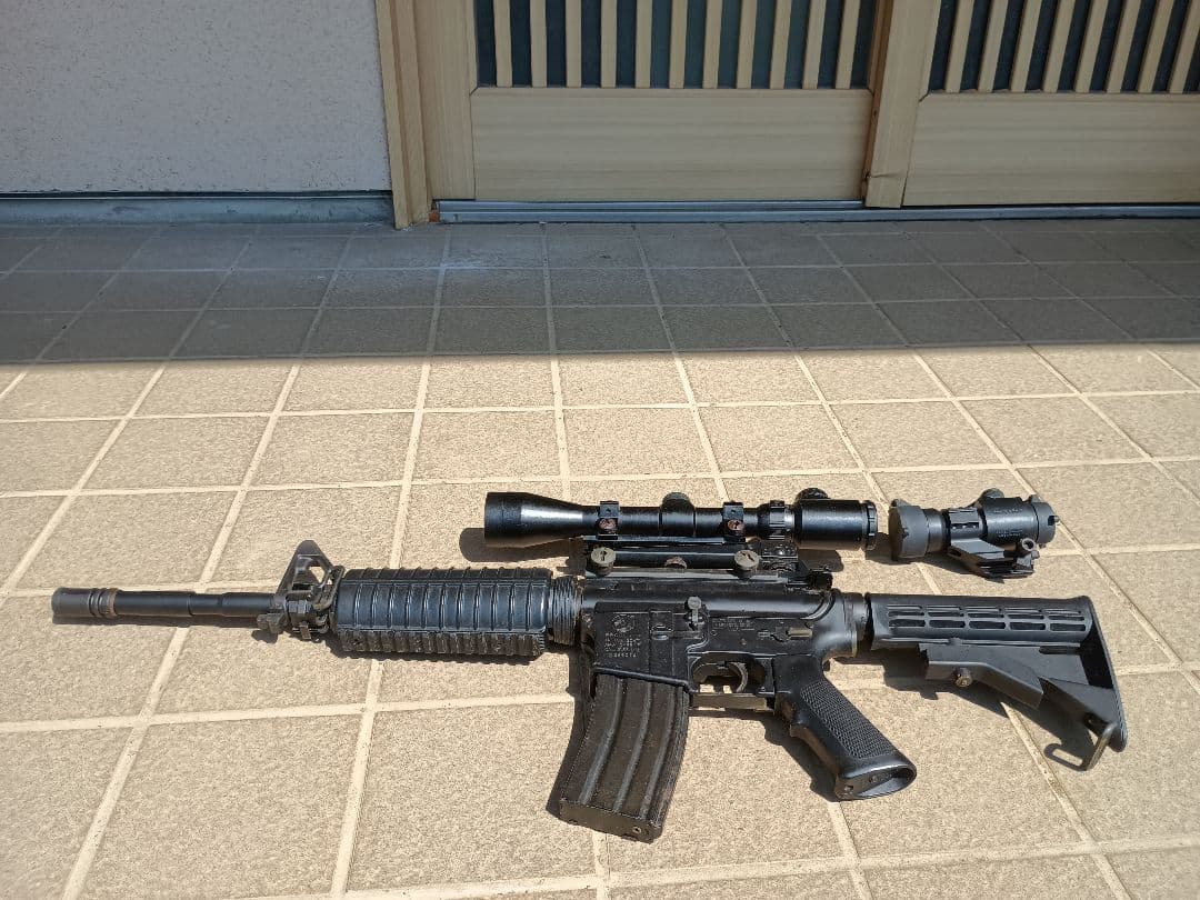 東京マルイ M4A1カービン 電動ガン わずかにサビと角にホコリが溜まっています