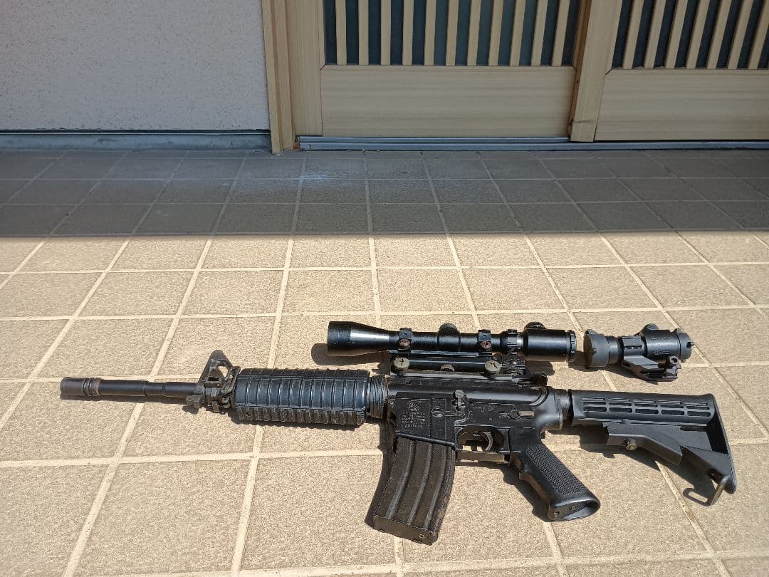 東京マルイ M4A1カービン 電動ガン わずかにサビと角にホコリが溜まっています