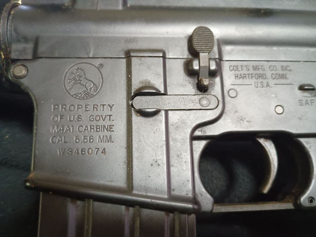 東京マルイ M4A1カービン 電動ガン わずかにサビと角にホコリが溜まっています
