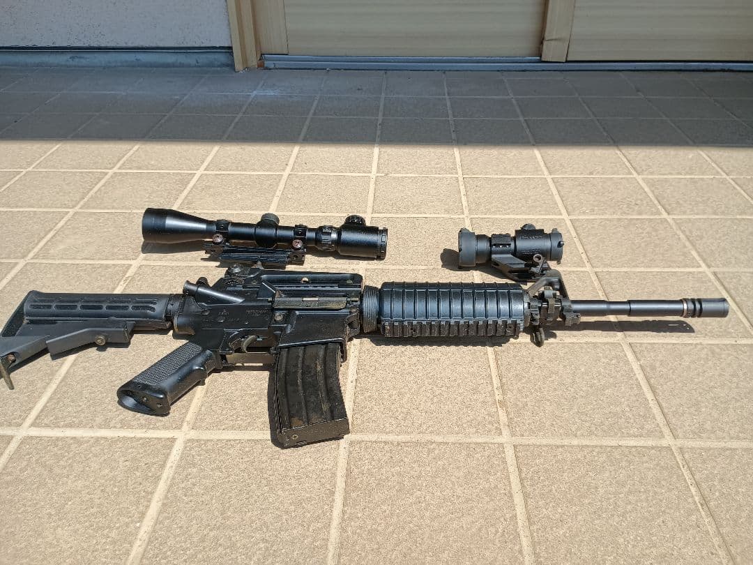 東京マルイ M4A1カービン 電動ガン わずかにサビと角にホコリが溜まっています