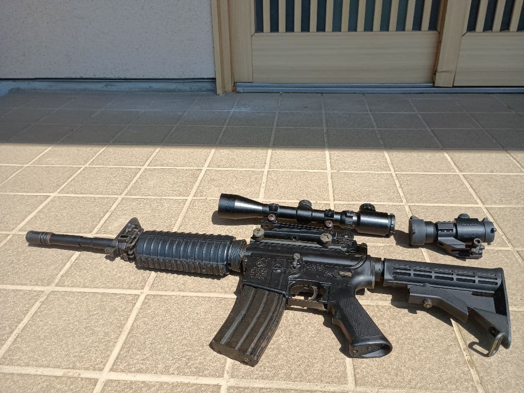 東京マルイ M4A1カービン 電動ガン わずかにサビと角にホコリが溜まっています
