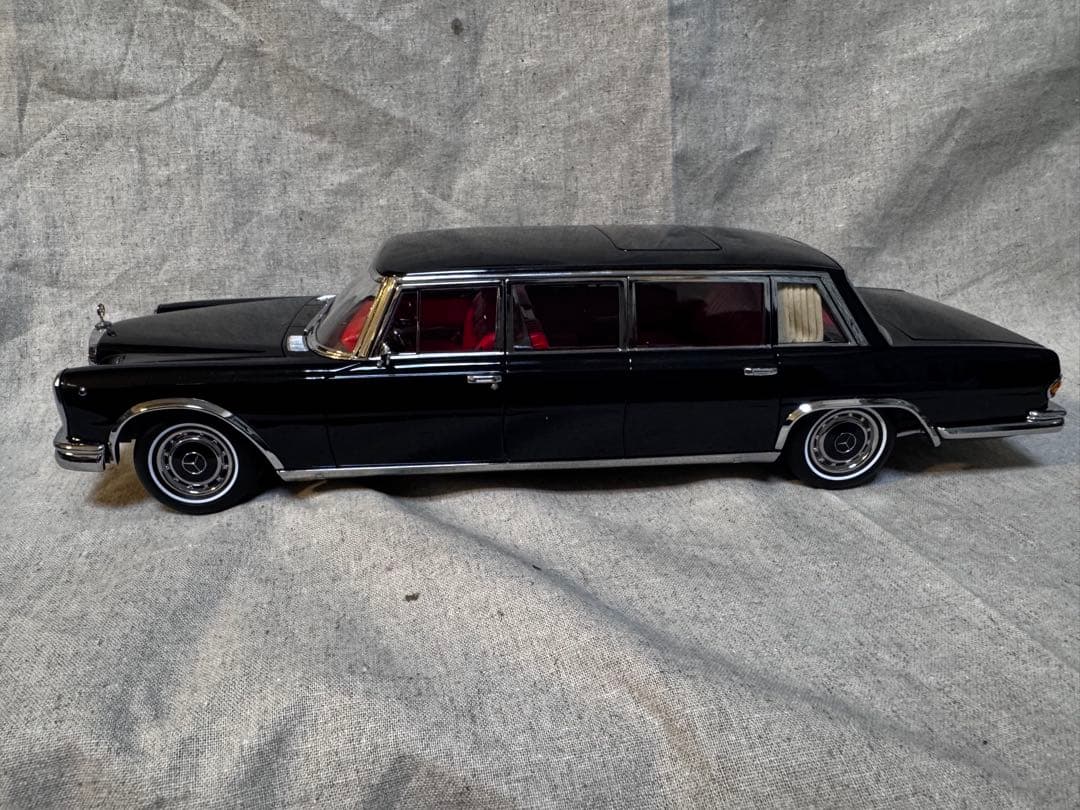 ミニカー Mercedes-Benz Pullman 1/18