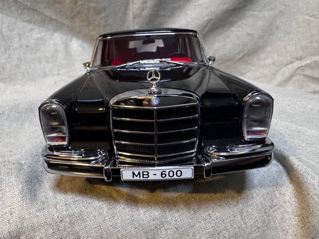 ミニカー Mercedes-Benz Pullman 1/18