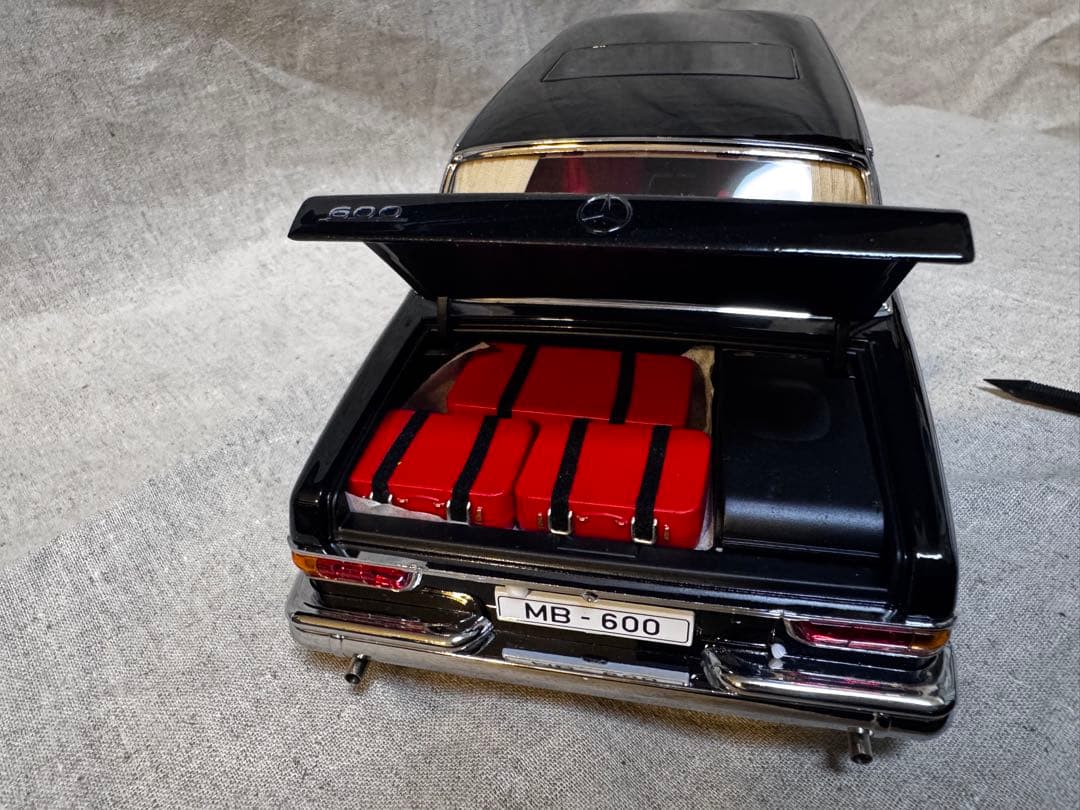 ミニカー Mercedes-Benz Pullman 1/18