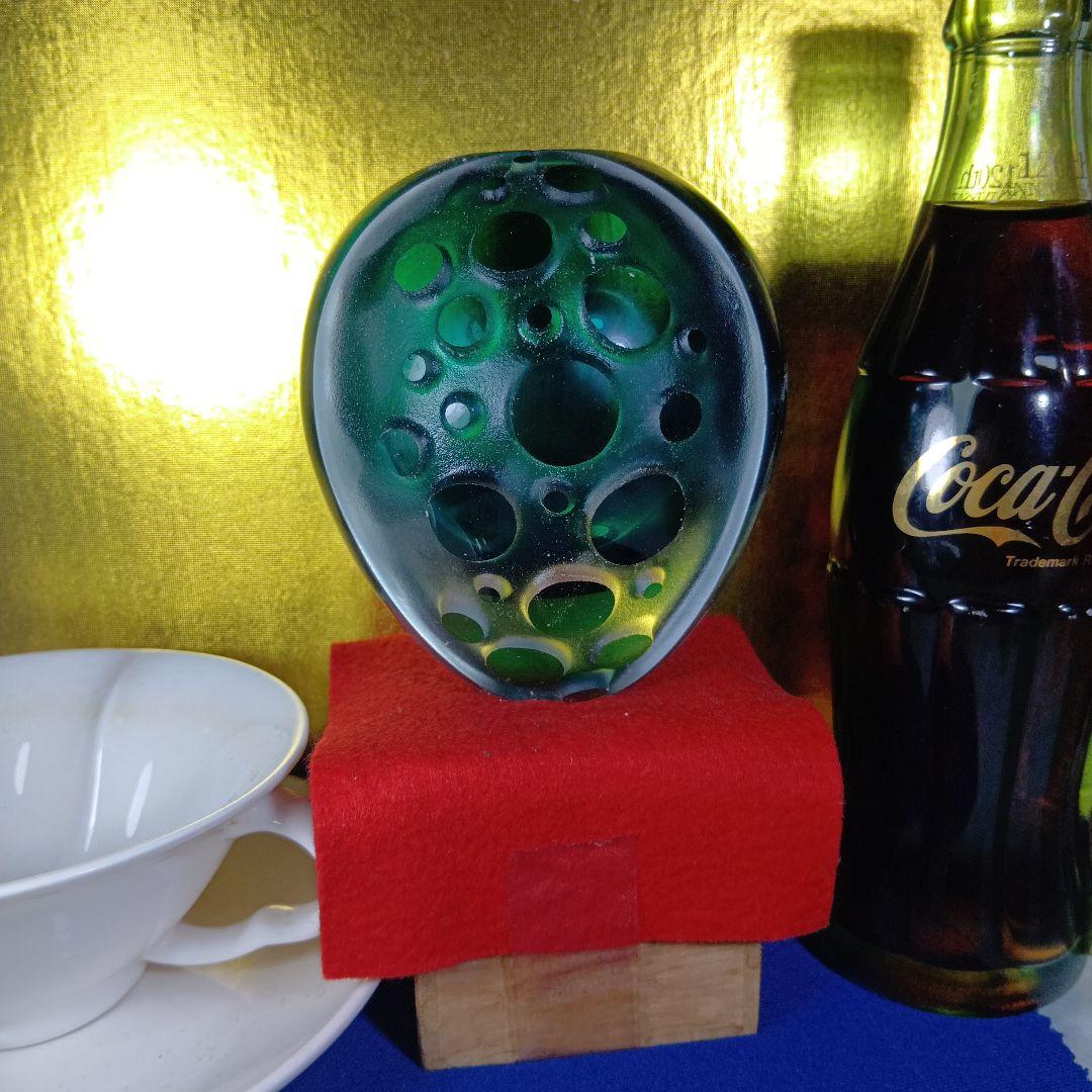 穴の開いた緑色ガラス花瓶