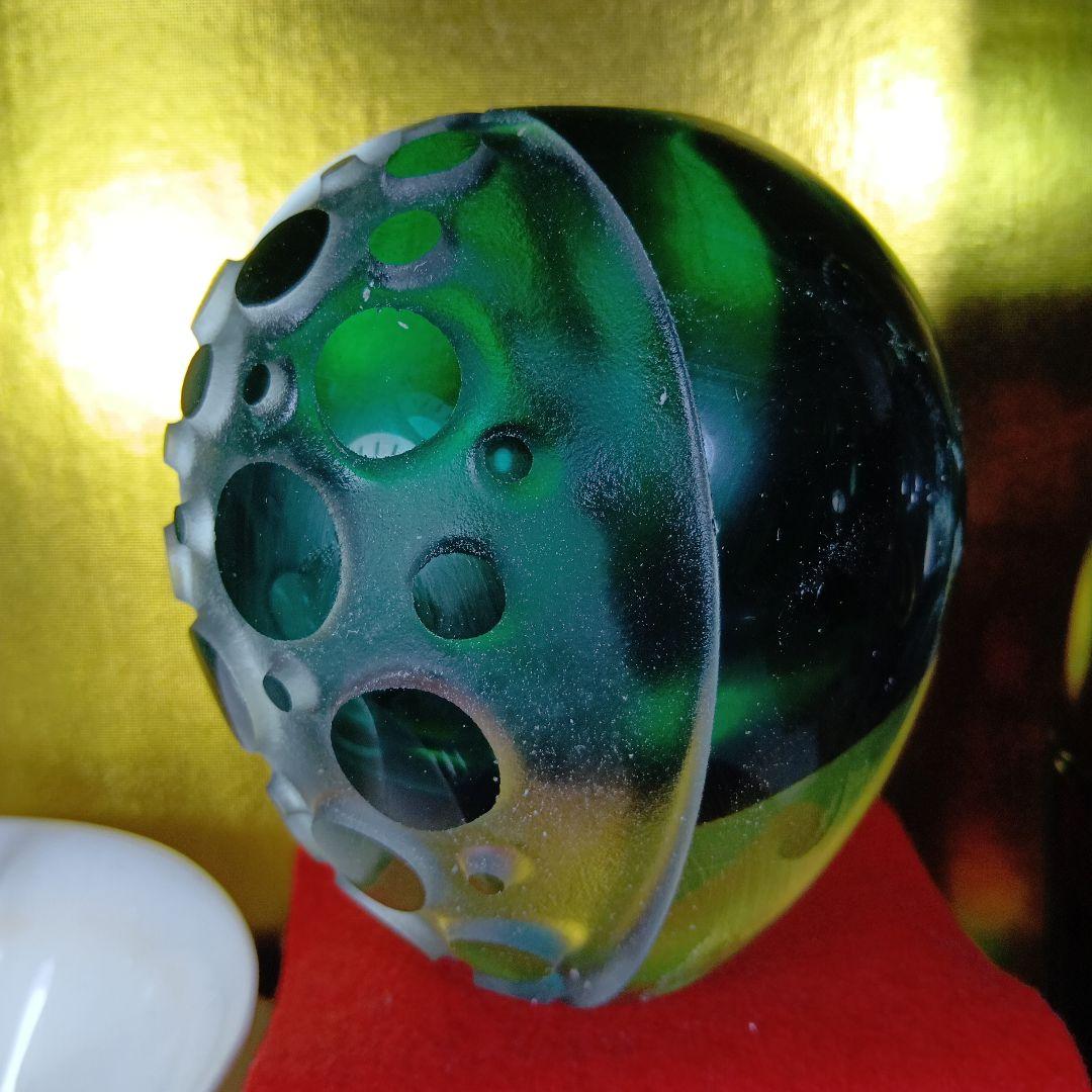 穴の開いた緑色ガラス花瓶