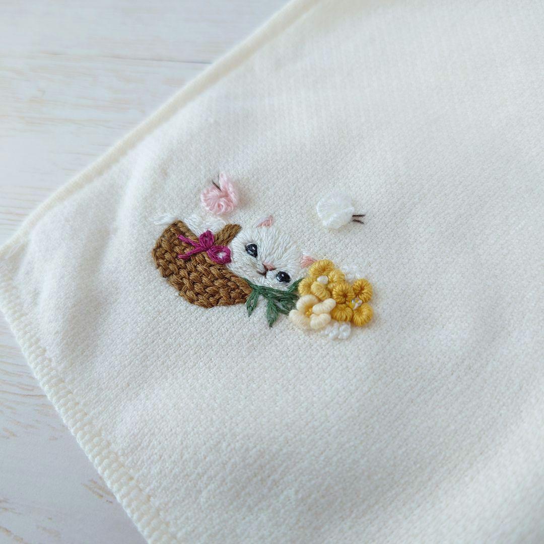 手刺繍入ちっちゃな タオルハンカチ【白猫とフラワーバスケット】