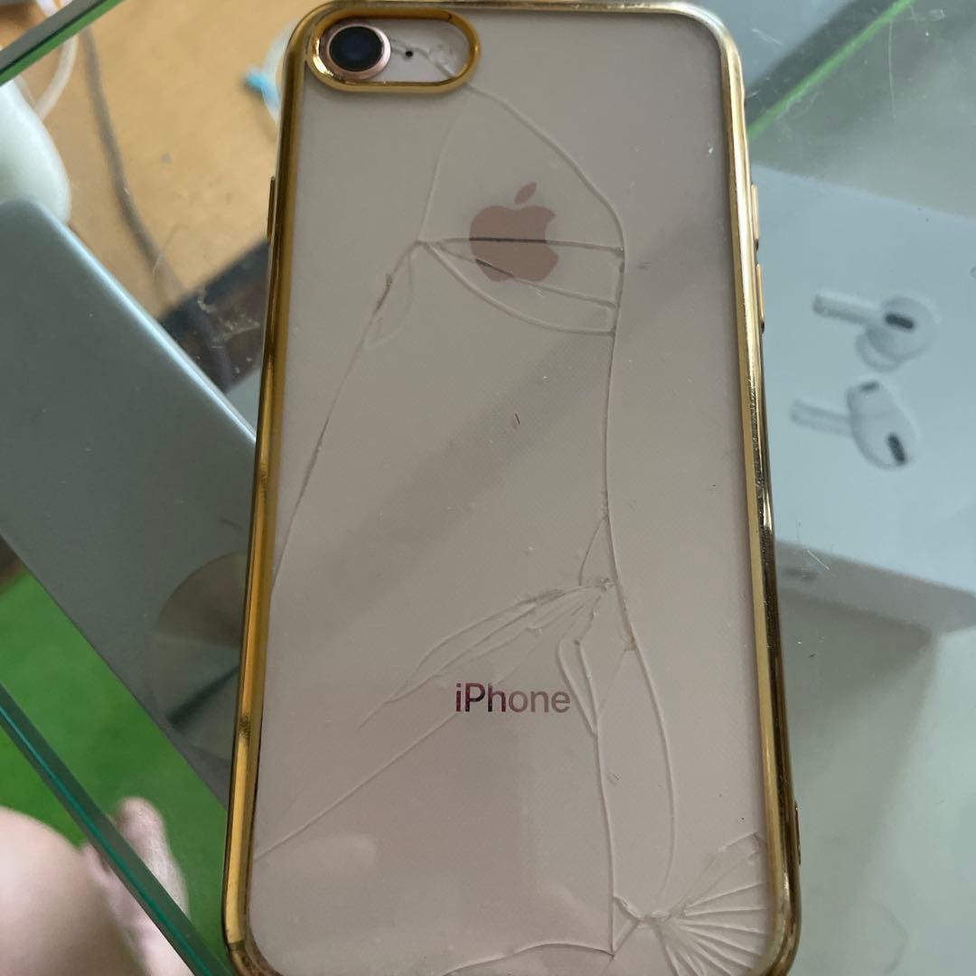 iPhone 8本体 背面ひび割れあり