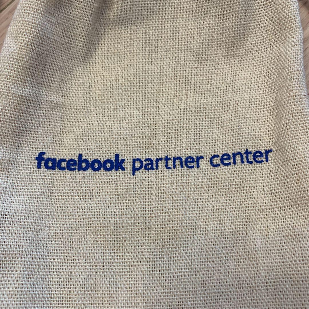 【非売品】スマホの小物ケースFacebook社