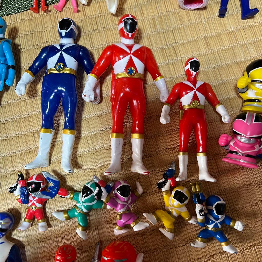 戦隊ヒーローフィギュアとロボットセット