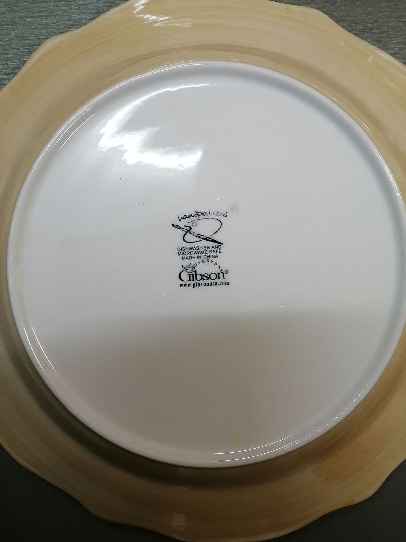 お値下げ中　新品・未使用　ギブソン　Gibson　大小お皿　各4枚セット　計8枚