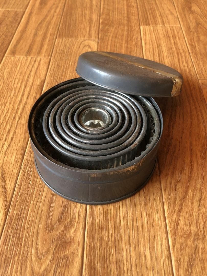 クッキー型８個菊型パテ抜きパリ１区E.DEHILLERIN ウ・ドゥイルラン