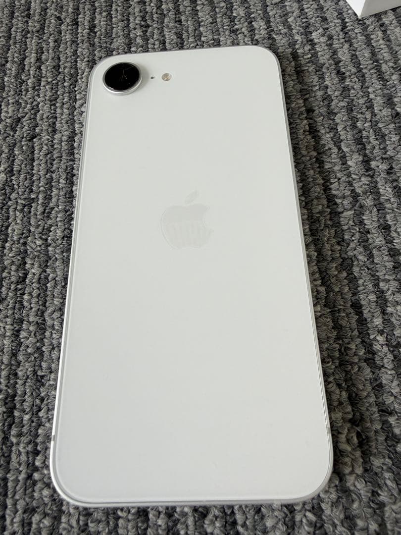 Apple iPhone 16eホワイト本体