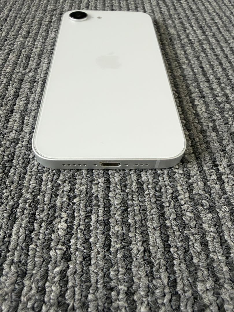 Apple iPhone 16eホワイト本体