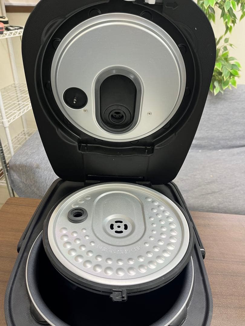 アイリスオーヤマ 大火力IH炊飯器 黒・赤　2022年製