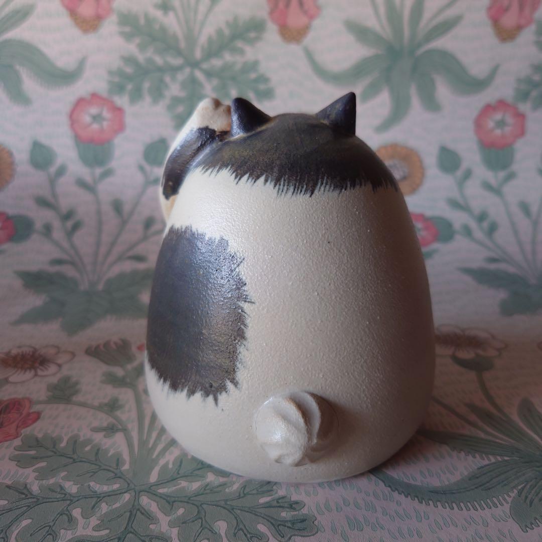 ブチ猫　ハチワレ　招き猫