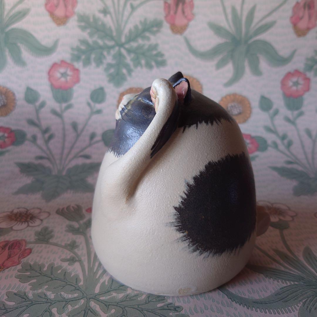 ブチ猫　ハチワレ　招き猫