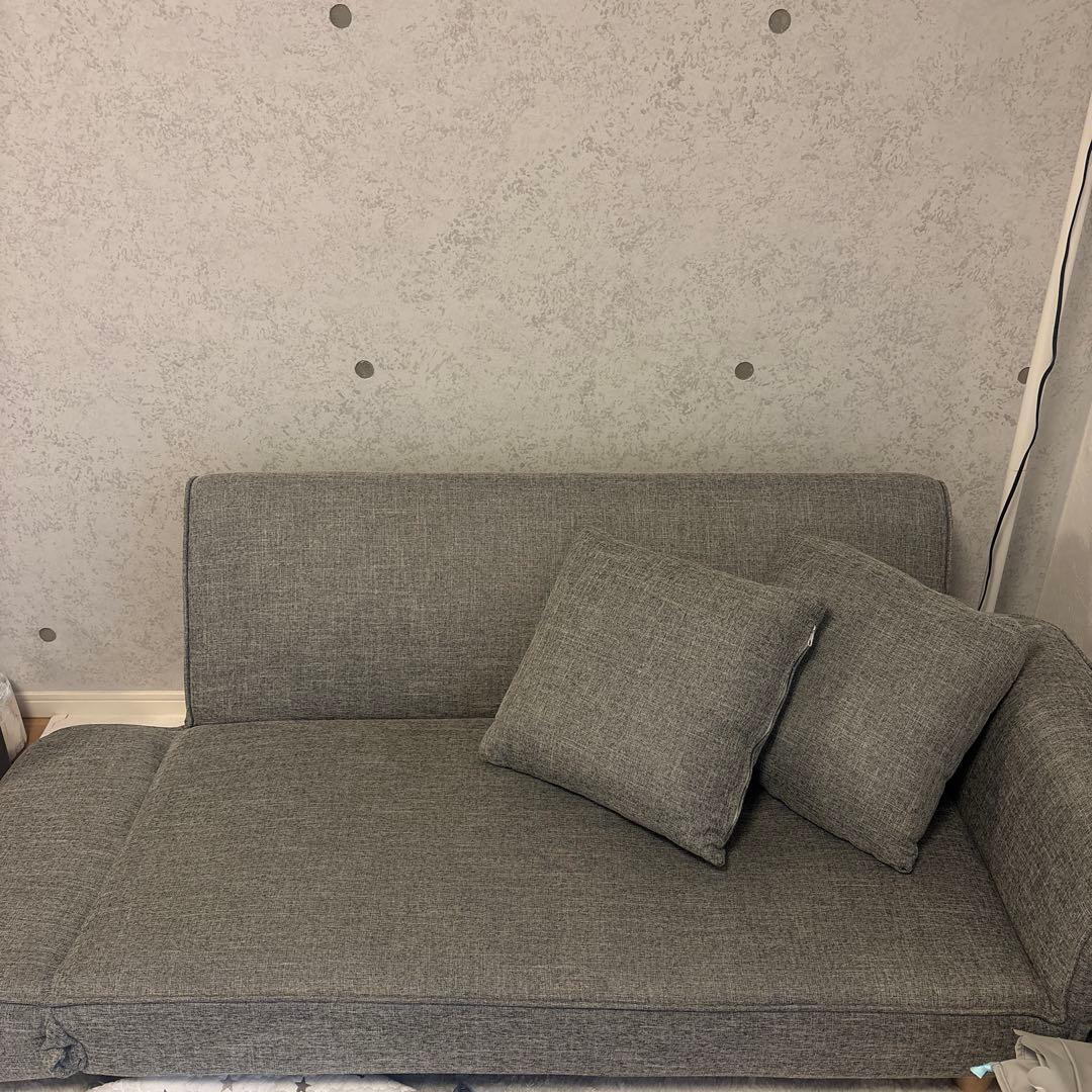 グレーのファブリックソファ 2クッション付き