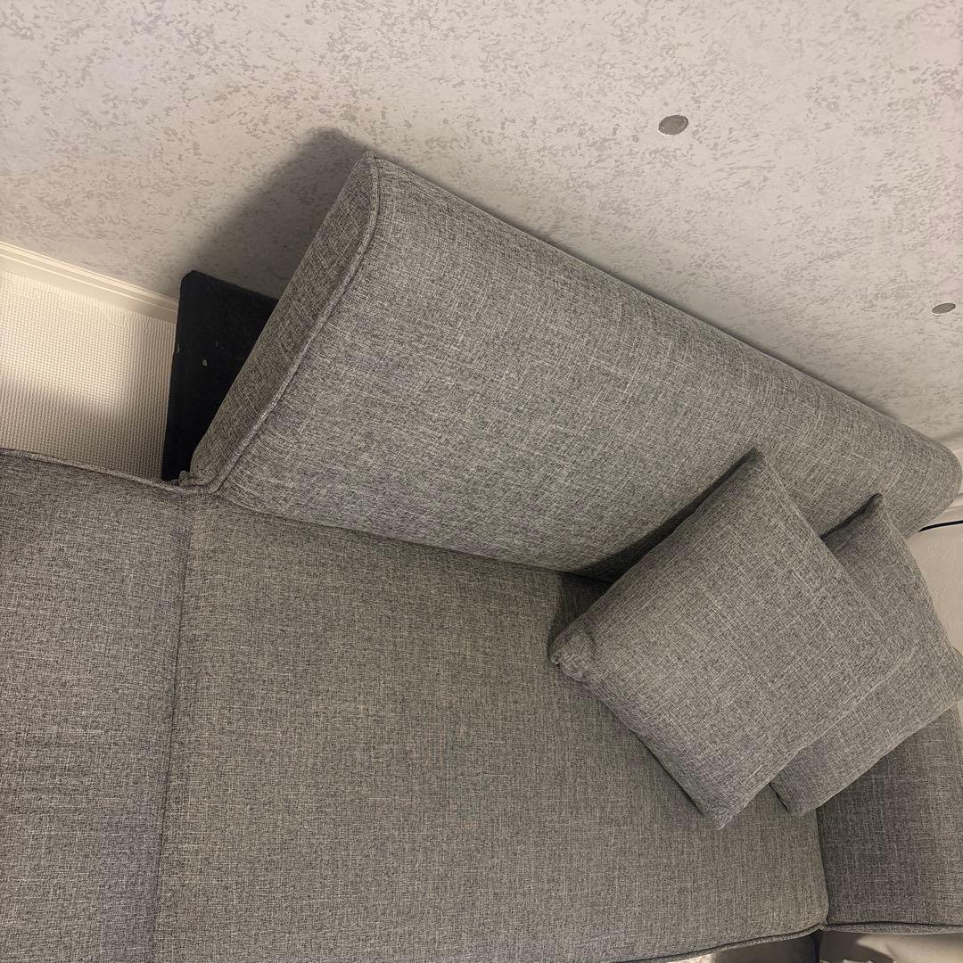 グレーのファブリックソファ 2クッション付き