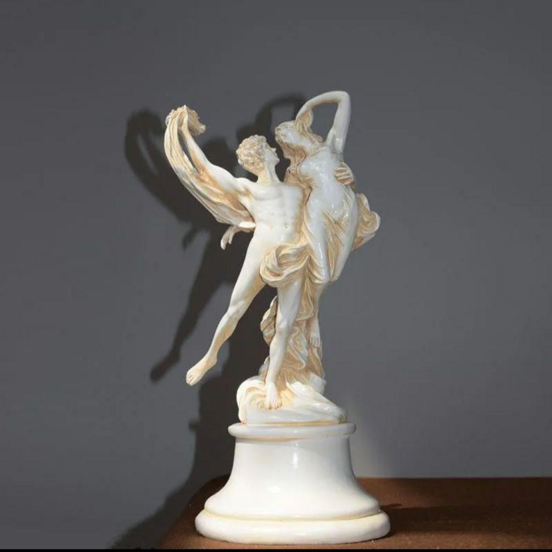 永遠の愛の象徵 ロマンティック 恋人たちの抱擁像