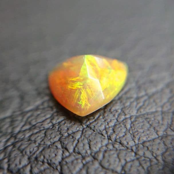 318 天然オパール0.73ct 宝石ルース