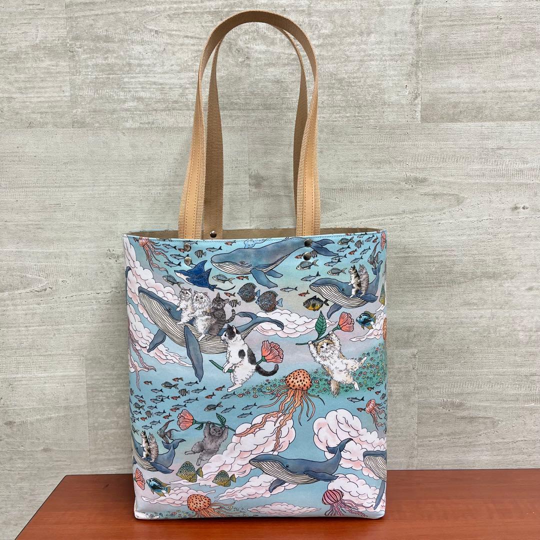 おとぎの国の猫と仲間たちハンドメイド　A4サイズトートバック＆18㎝ポーチセット