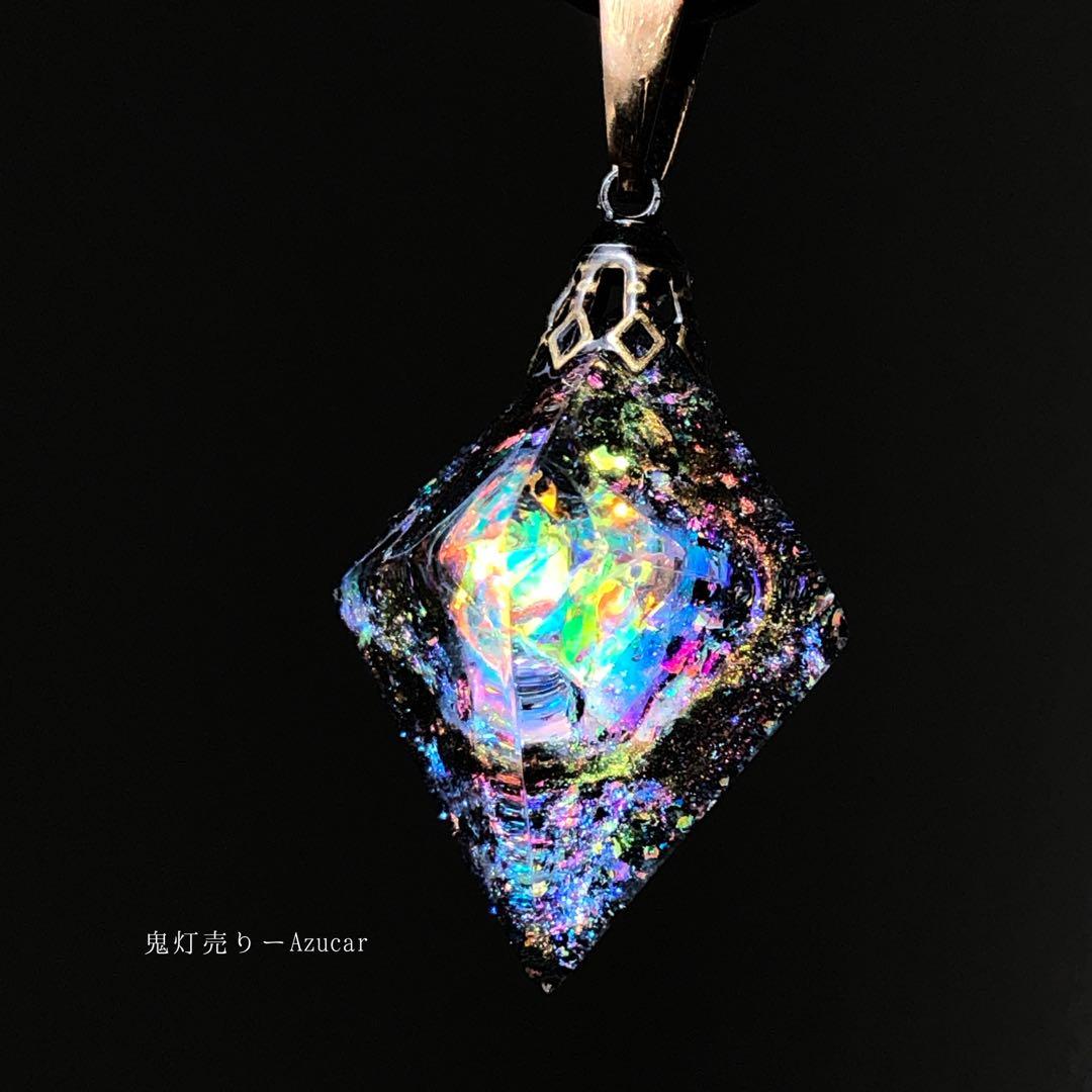 ブラックオパール色の光を集めて。 蓄光宇宙レジンネックレス